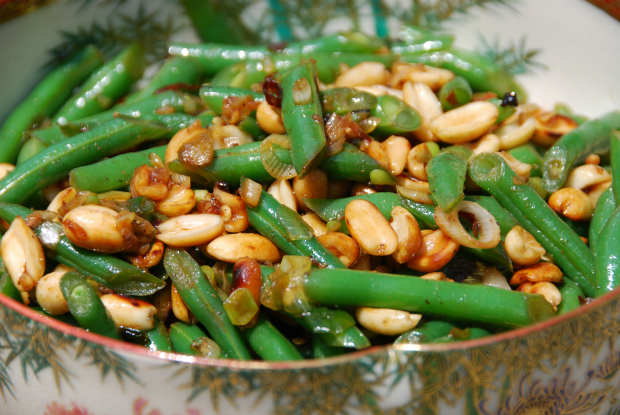 GREEN BEANS WITH PEANUTS & CHILE DE ARBOL