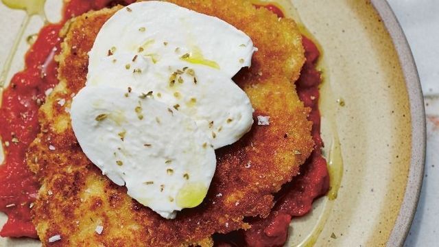 Chicken in breadcrumbs with pizza sauce