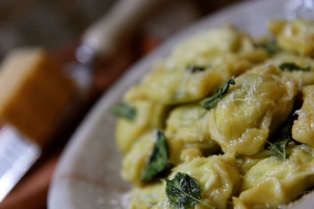 Amore Al Dente Spinach and Ricotta Ravioli topped with grated parmesan cheese