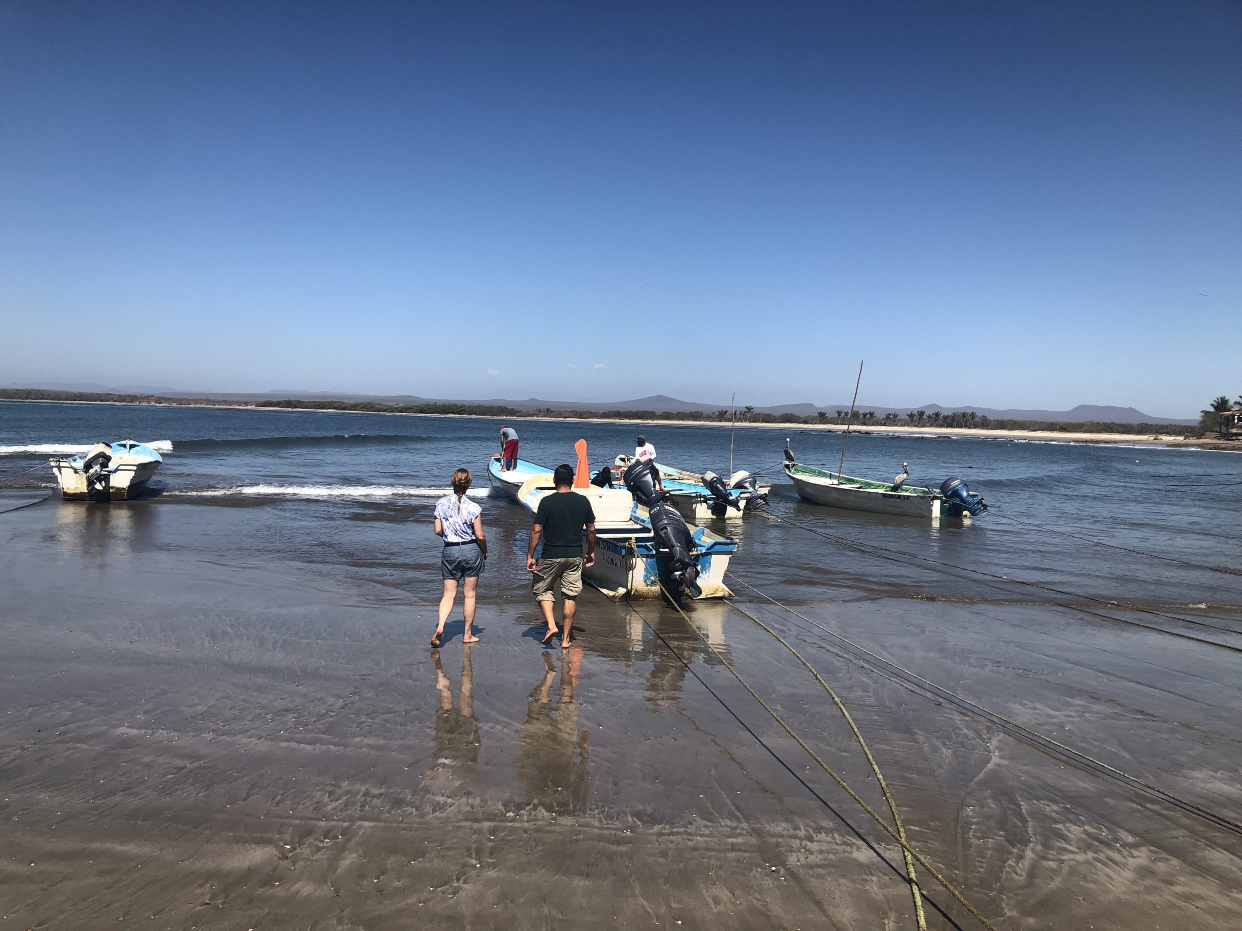 810-LasBarras-Fishermen-on-Beach