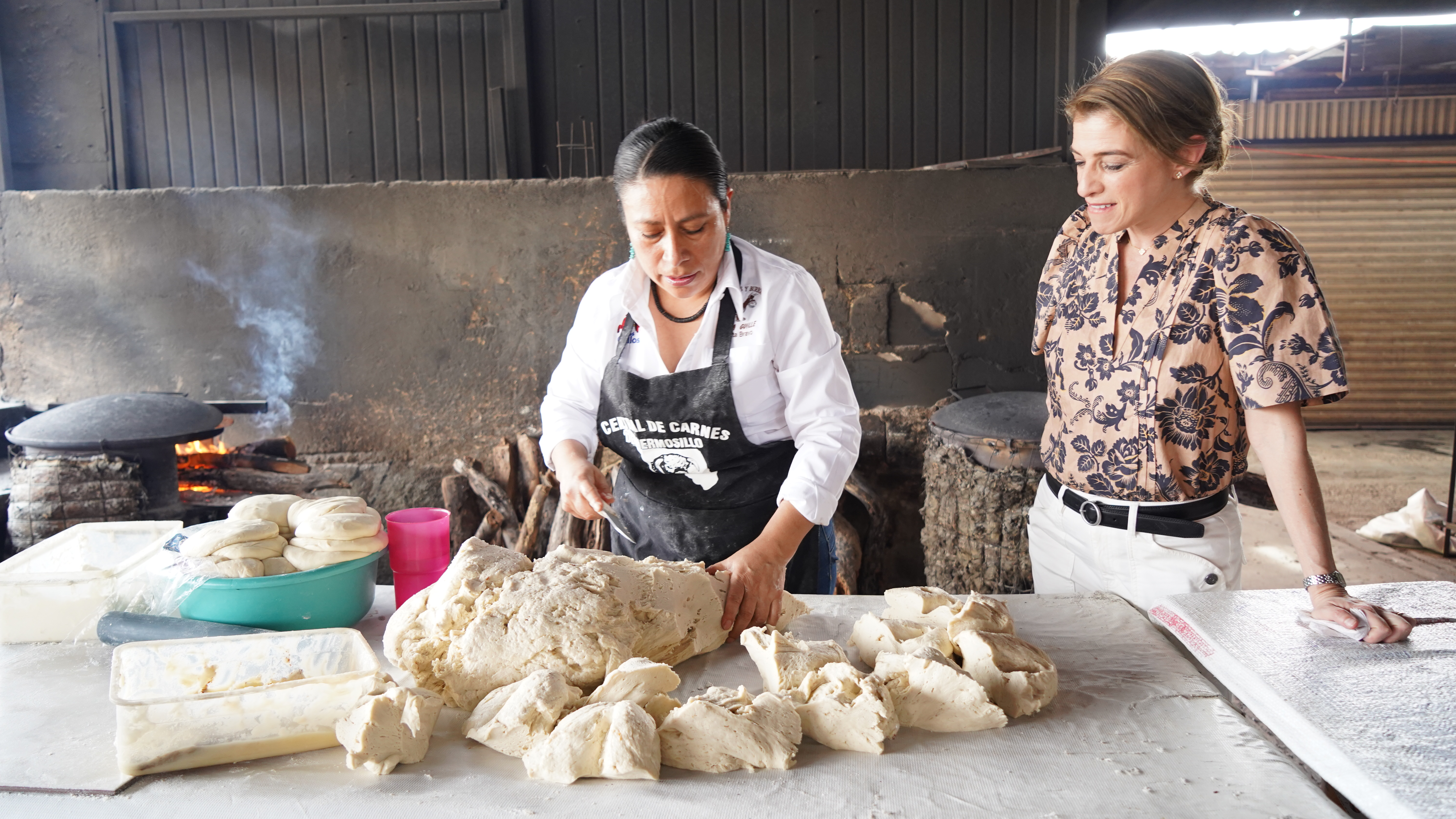 902-MakingGiantFlourTortillasAtDonaGuille