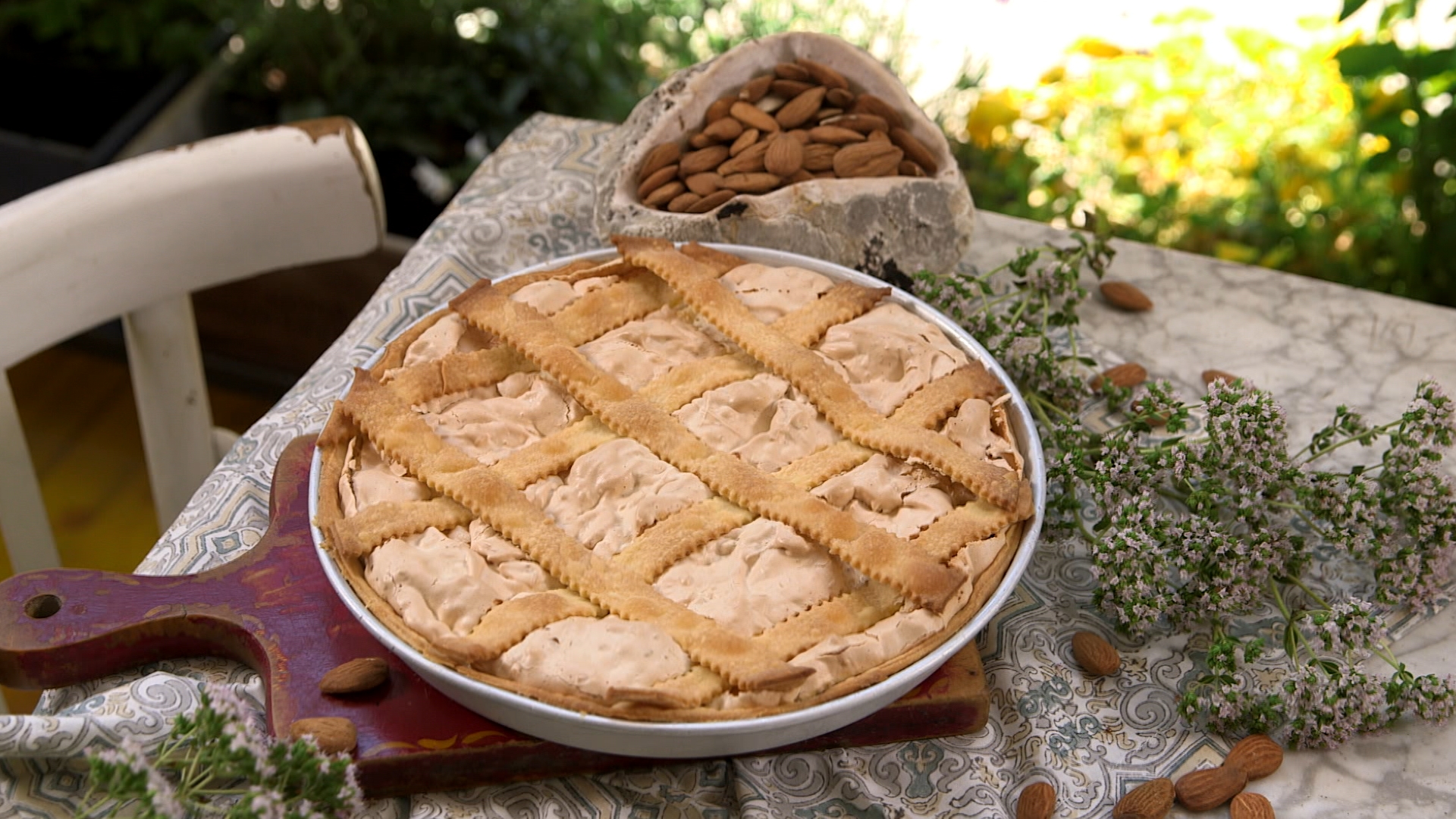 LIKT 824 ALMOND TART ON TABLE
